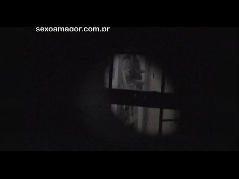 ❤️ ブロンドが空洞のレンガの後ろに隠れた近所の盗撮犯に密かにビデオ撮影される 上質ポルノ ❌️